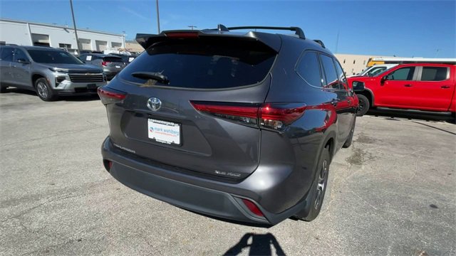 Used 2022 Toyota Highlander XLE image 9