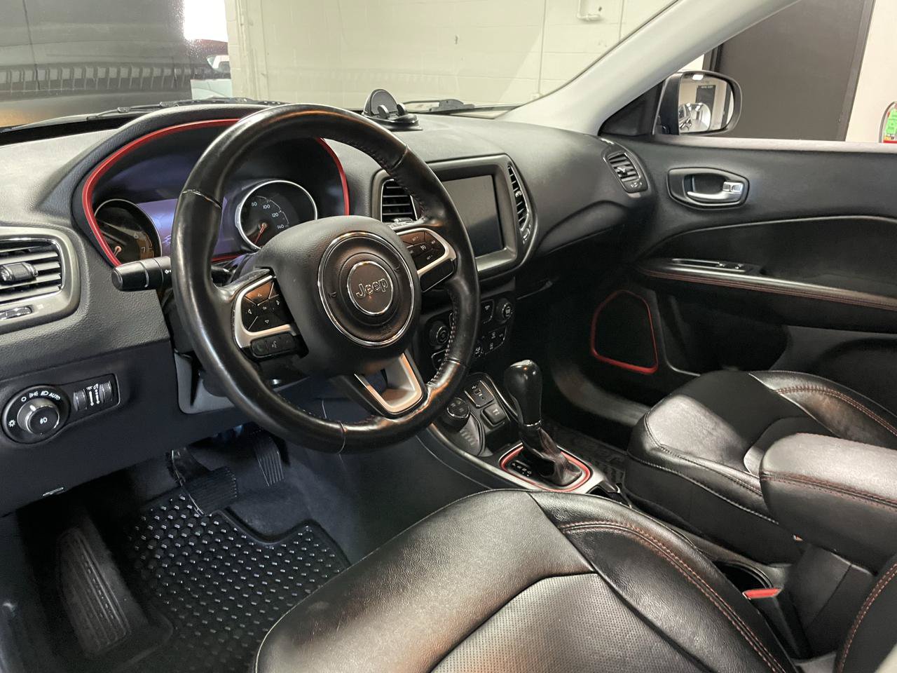 Used 2019 Jeep Compass Trailhawk w/ Leather Interior Group AWD/4WD image 17