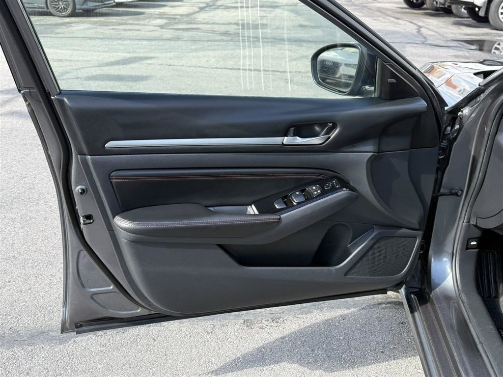 Used 2023 Nissan Altima 2.5 SR AWD/4WD image 16
