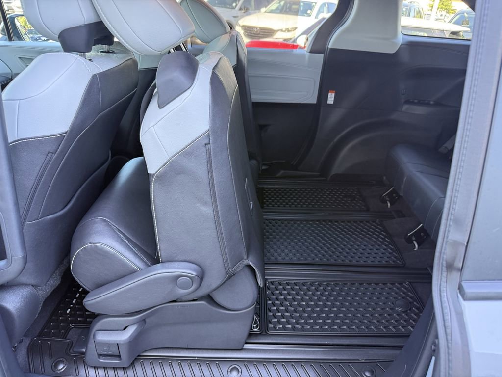 Used 2025 Toyota Sienna XSE AWD/4WD image 26