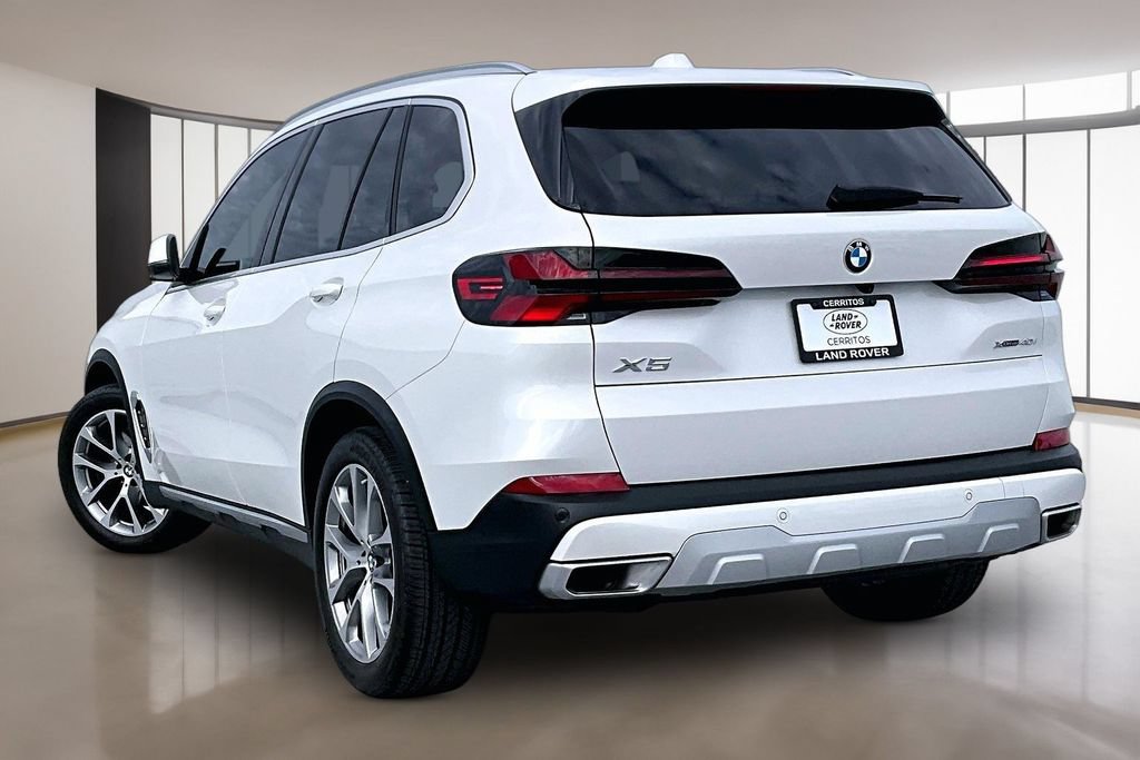 Used 2025 BMW X5 xDrive40i w/ Parking Assistance Package AWD/4WD image 4
