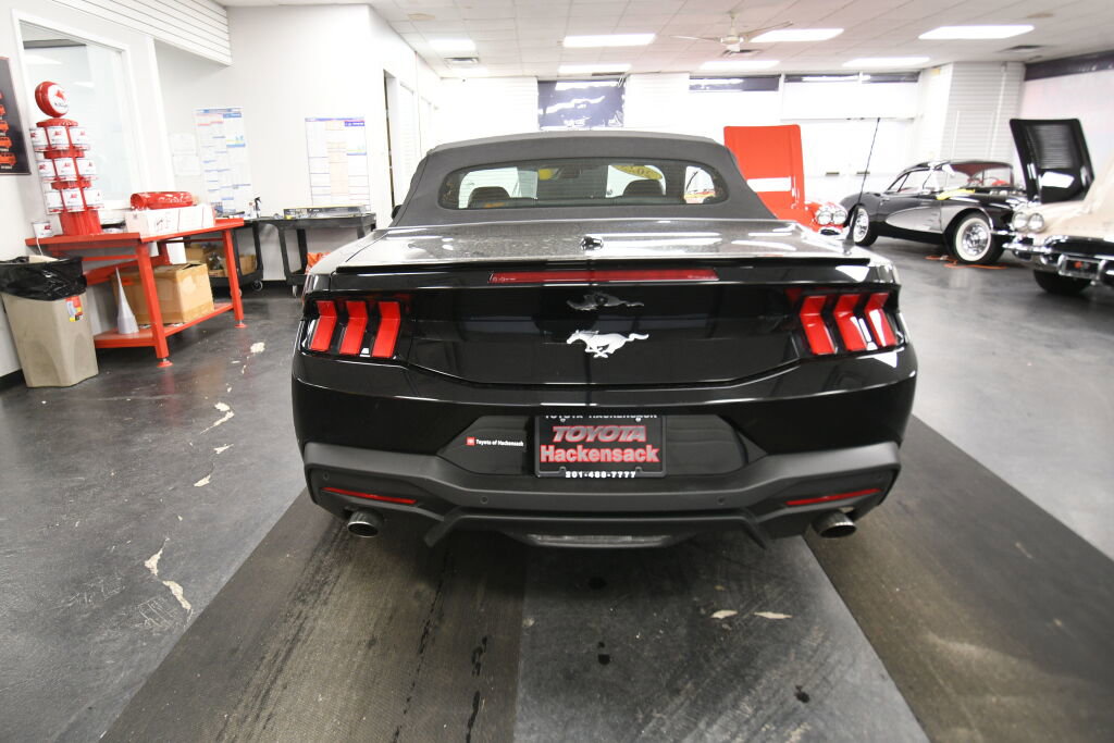 Used 2025 Ford Mustang Premium RWD image 7