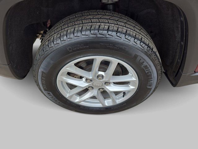 Used 2024 Jeep Grand Cherokee Laredo X AWD/4WD image 35