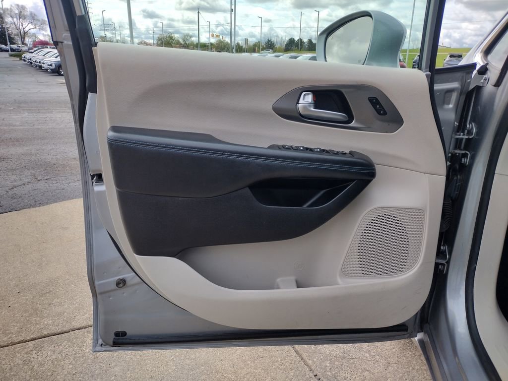 Used 2021 Chrysler Pacifica Touring-L FWD image 31