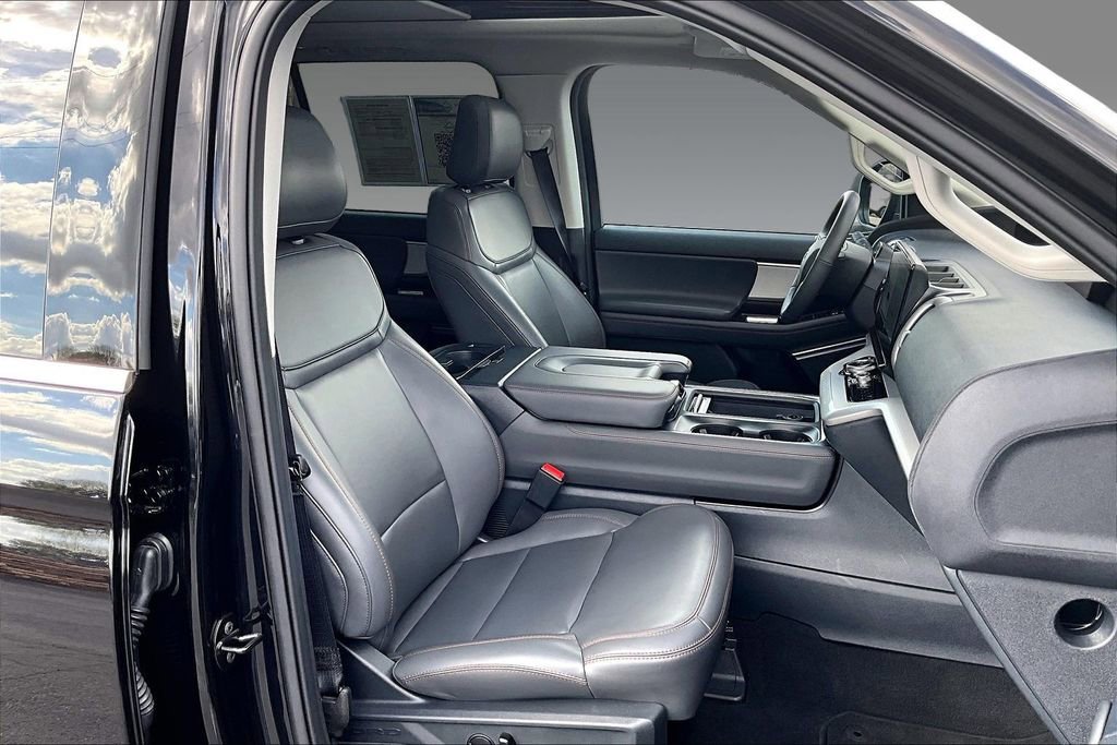 Used 2025 Ford Expedition Active AWD/4WD image 4
