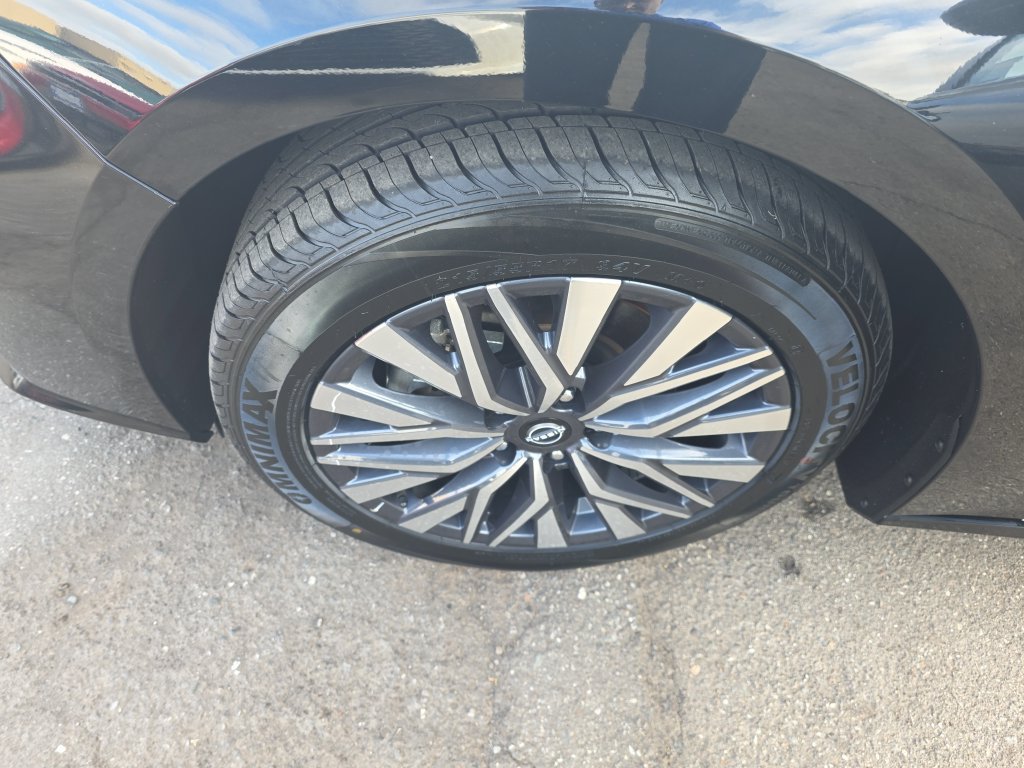 Used 2025 Nissan Altima 2.5 SV FWD image 24