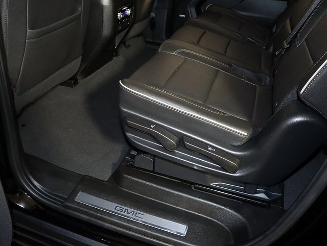Used 2023 GMC Yukon XL SLT w/ SLT Premium Package image 30
