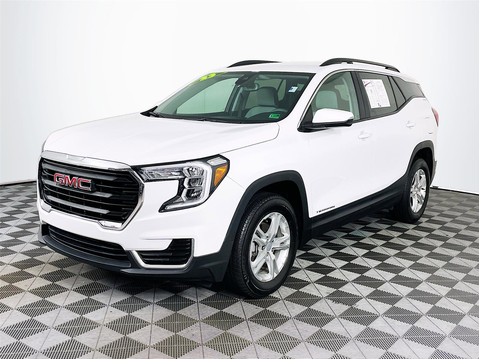 Used 2023 GMC Terrain SLE w/ Driver Convenience Package image 3