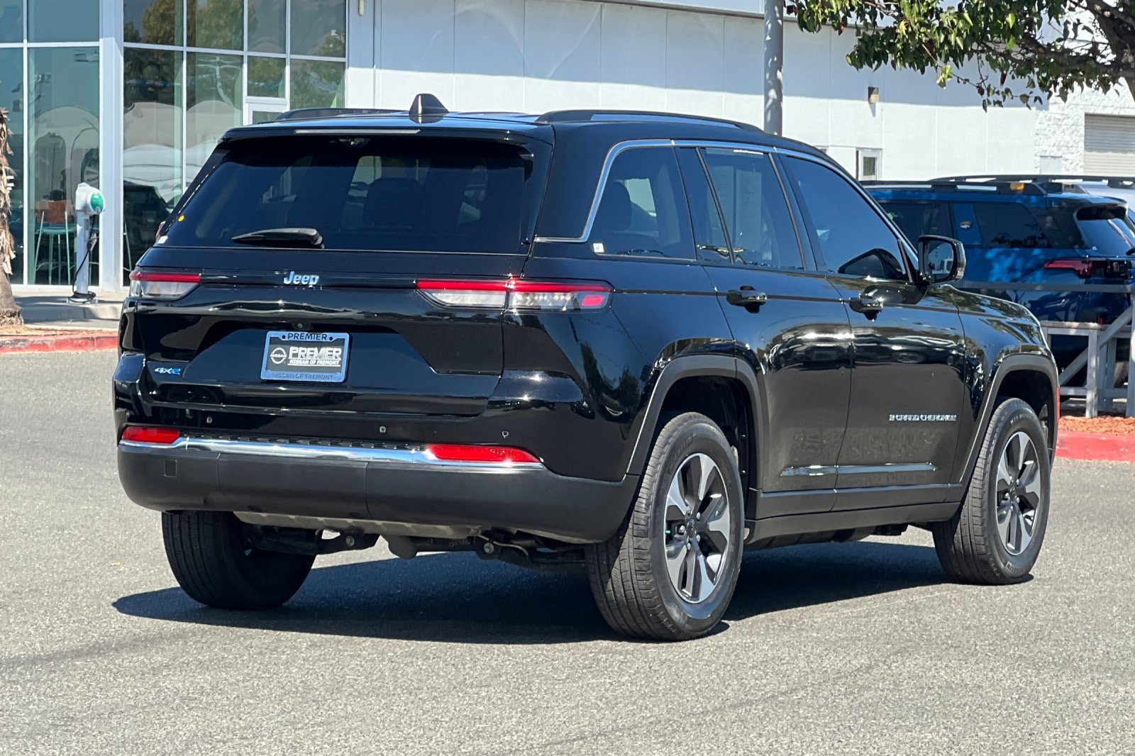 Used 2022 Jeep Grand Cherokee Limited 4xe w/ Luxury Tech Group II AWD/4WD image 4