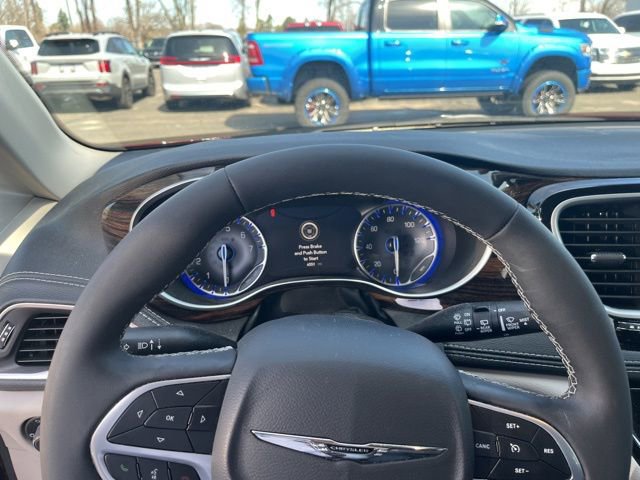 Used 2023 Chrysler Pacifica Limited image 15