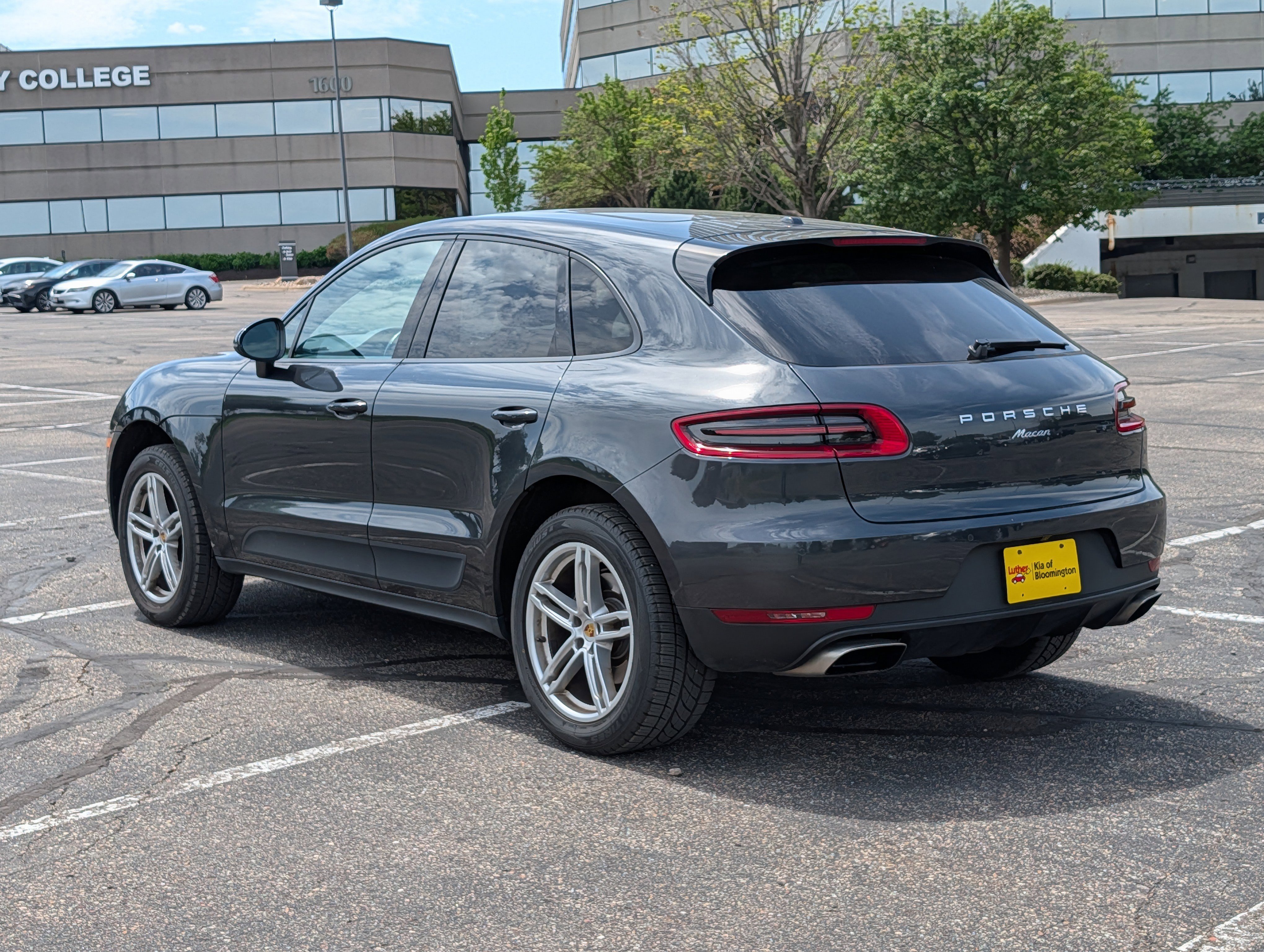 Used 2018 Porsche Macan AWD/4WD image 3