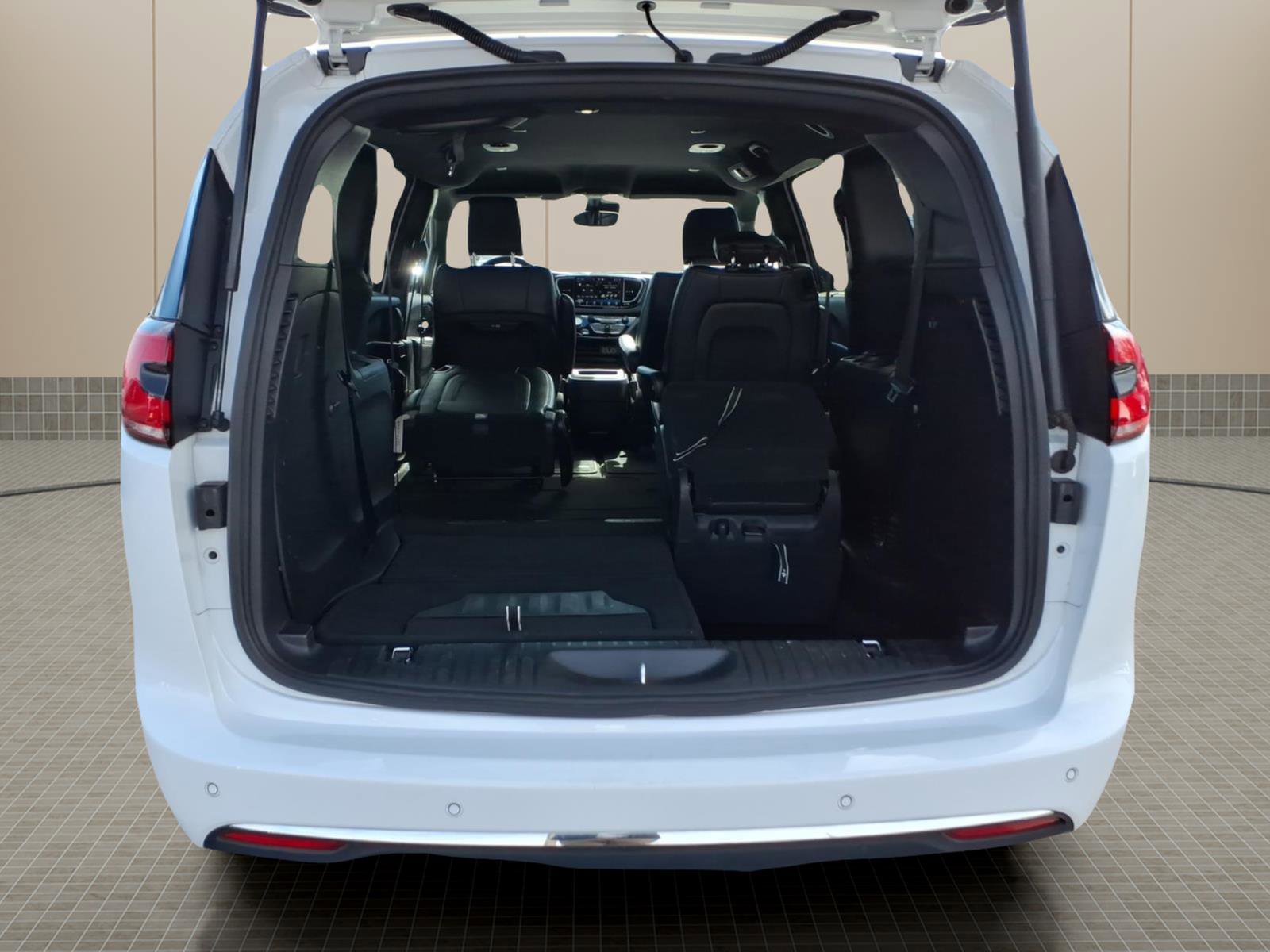 Used 2025 Chrysler Pacifica Select image 9