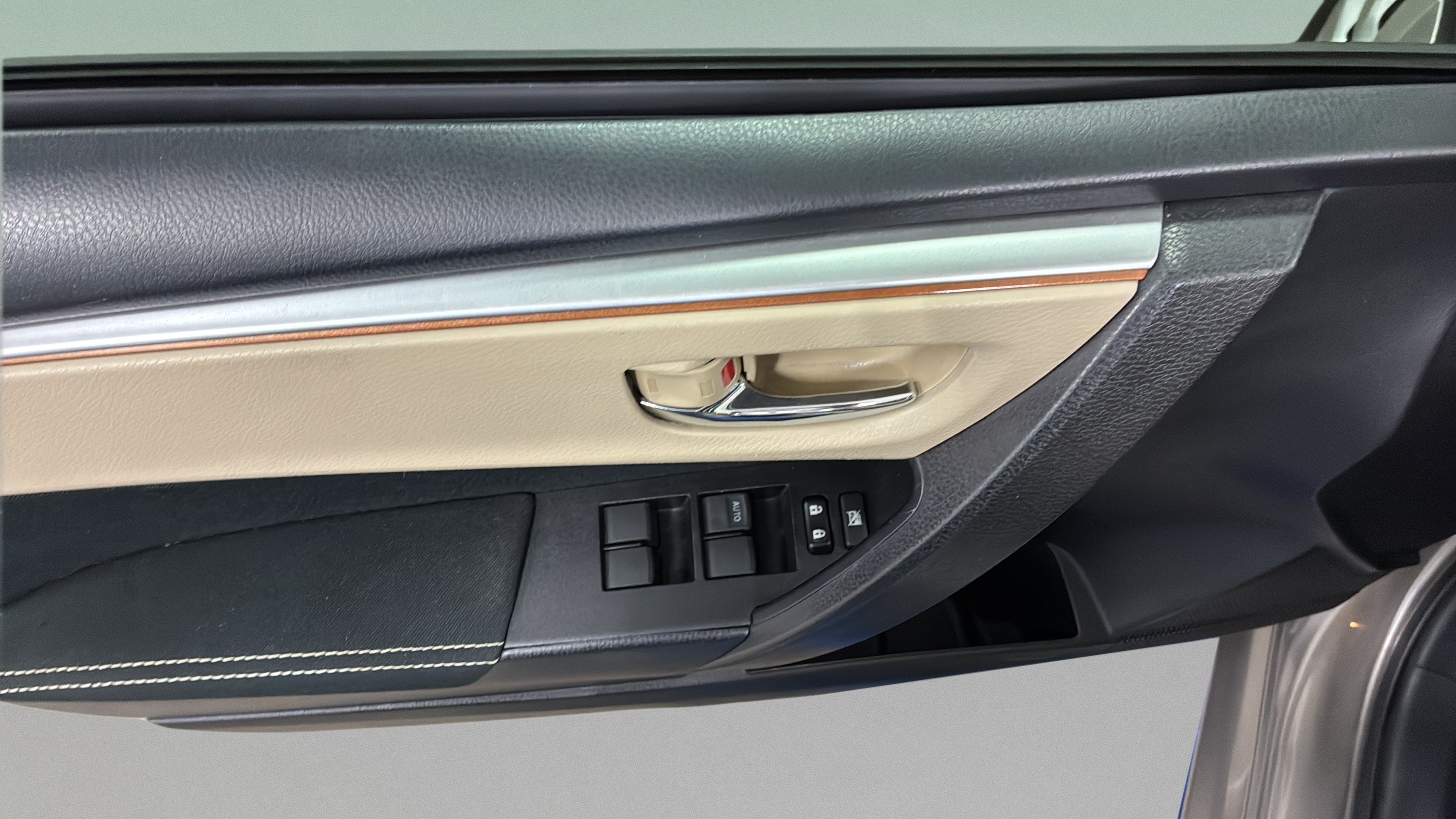 Used 2014 Toyota Corolla LE FWD image 16