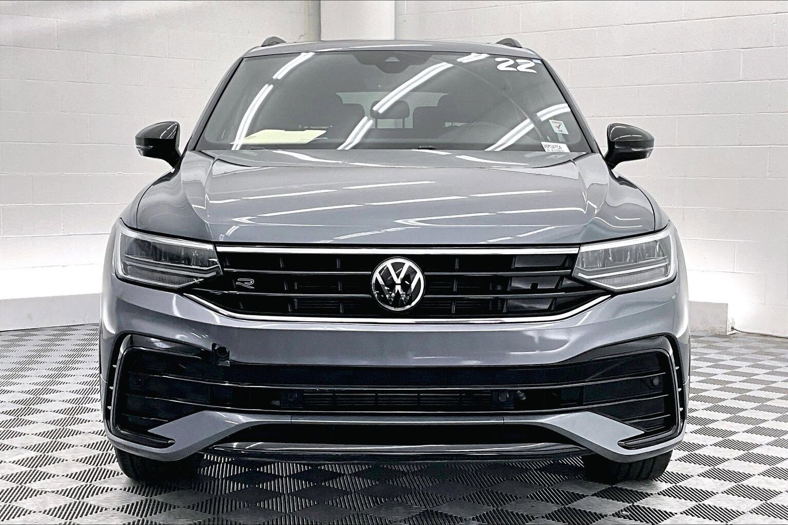 Used 2022 Volkswagen Tiguan SE R-Line FWD image 2