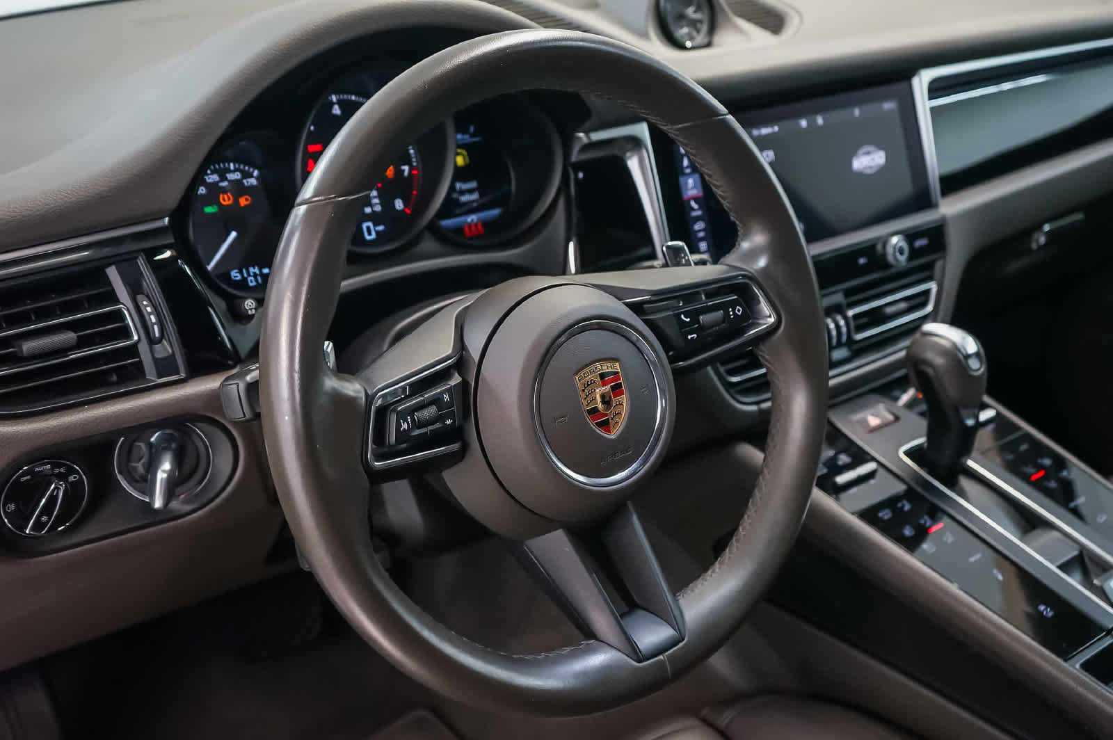 Certified 2024 Porsche Macan AWD/4WD image 4