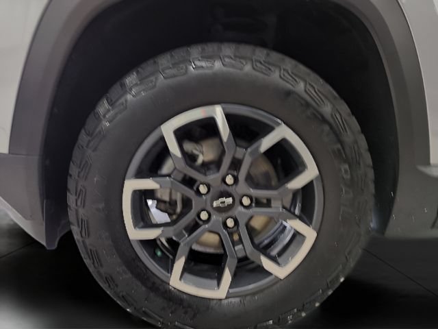 Used 2025 Chevrolet Equinox ACTIV w/ Safety and Technology Package AWD/4WD image 23