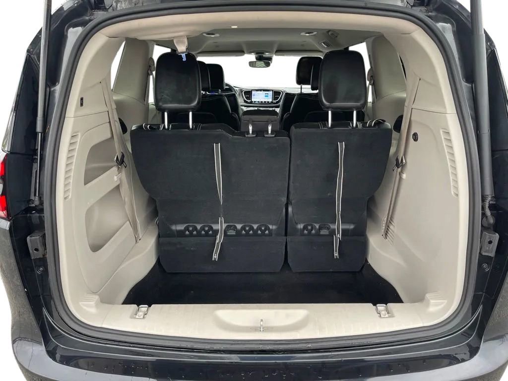 Used 2023 Chrysler Pacifica Touring-L image 8