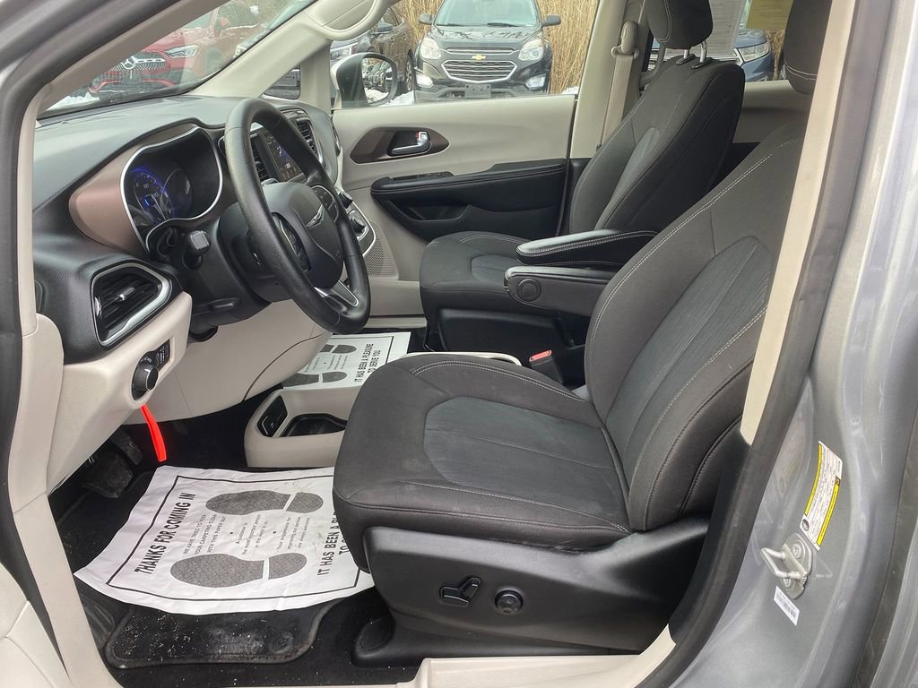 Used 2020 Chrysler Voyager LX image 12