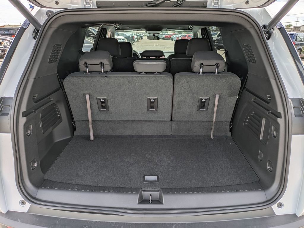 New 2025 Chevrolet Traverse LT image 30