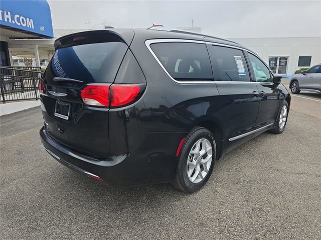 Used 2020 Chrysler Pacifica Touring-L image 3