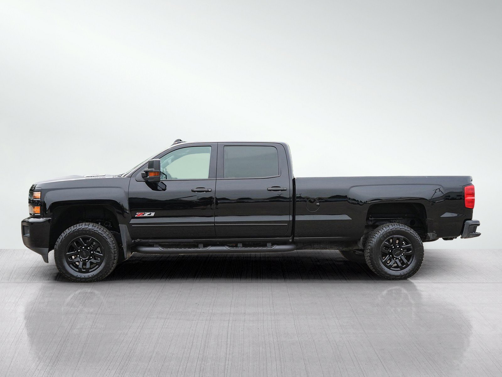 Used 2019 Chevrolet Silverado 2500 LTZ w/ Midnight Edition AWD/4WD image 2