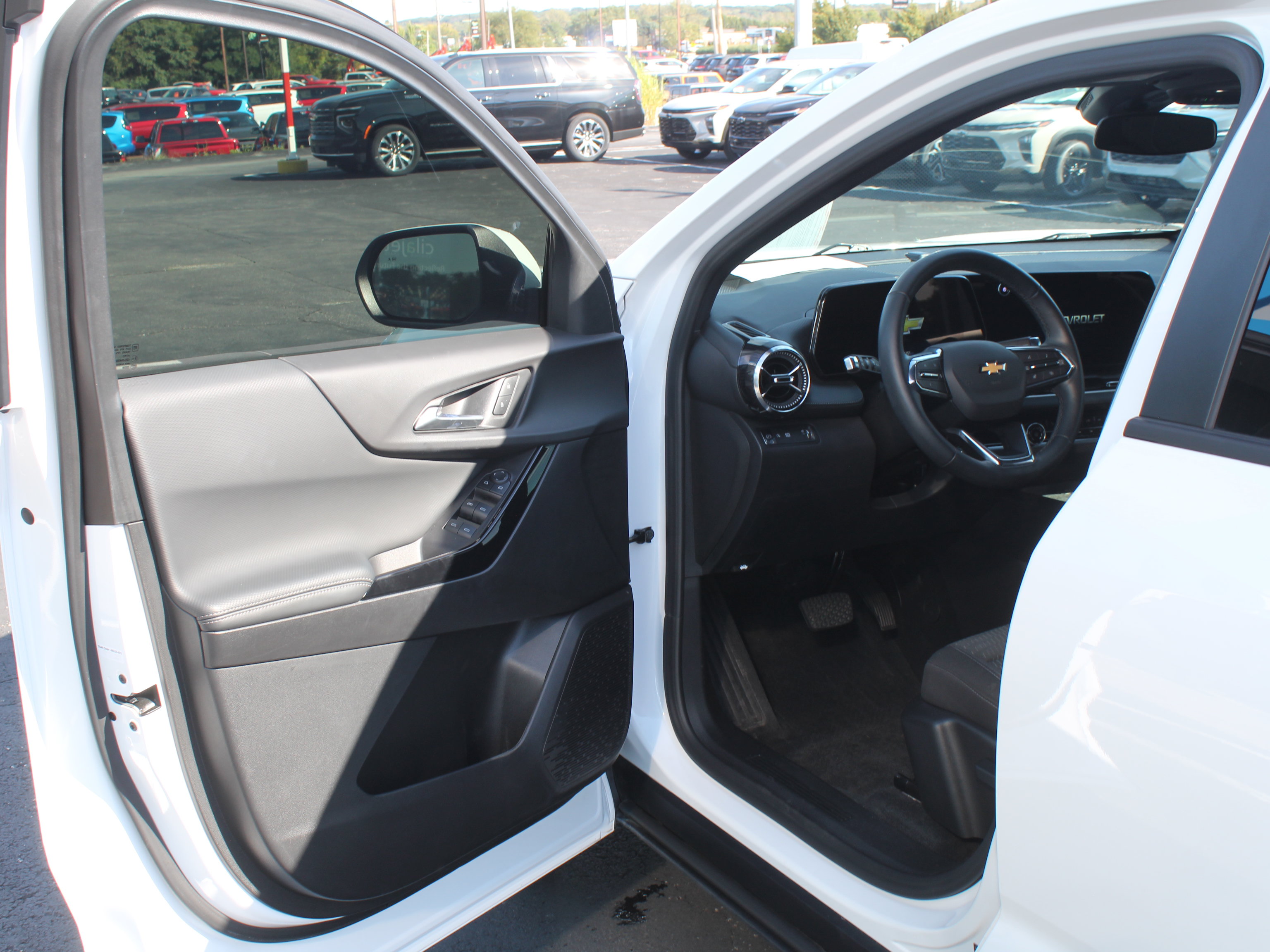Certified 2025 Chevrolet Equinox LT FWD image 12