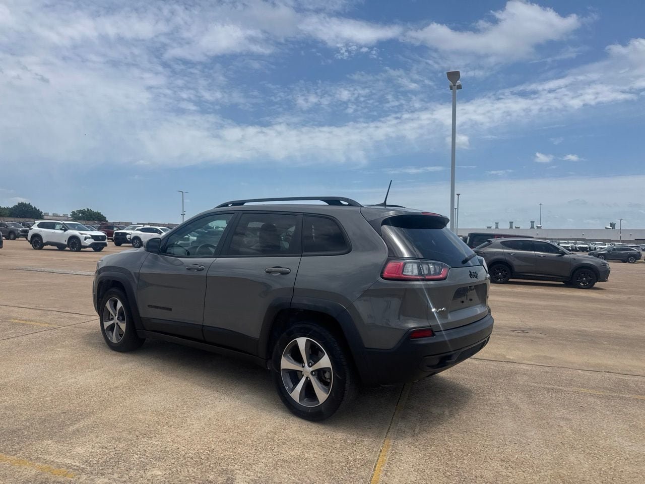 Used 2020 Jeep Cherokee Latitude w/ Quick Order Package 26F North AWD/4WD image 15