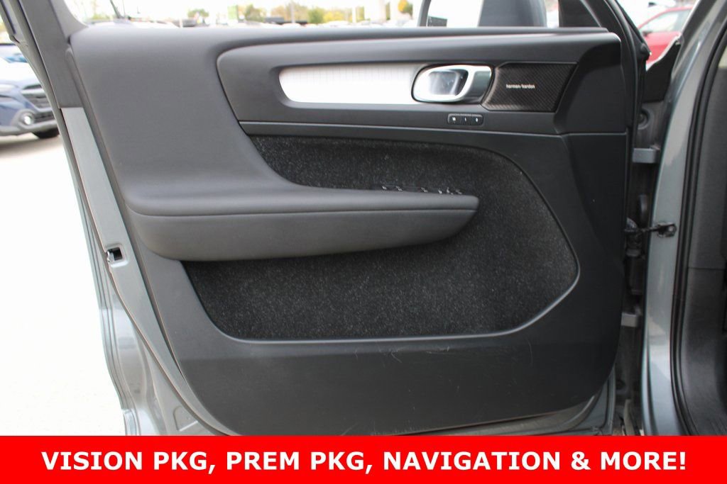 Used 2019 Volvo XC40 T5 Momentum image 28