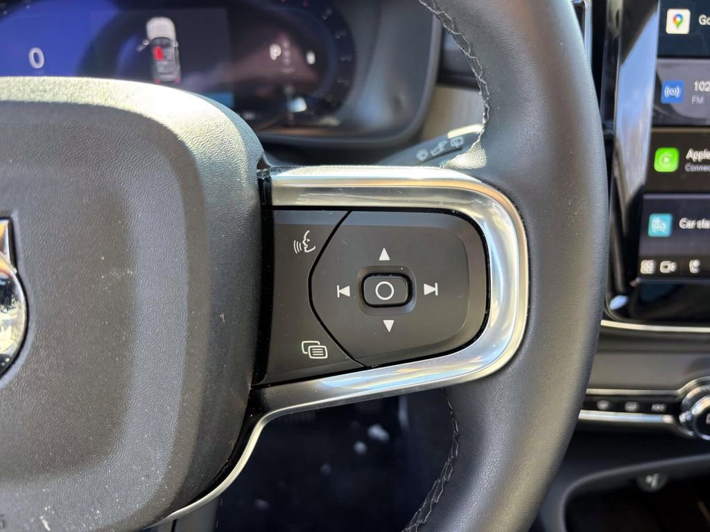 Used 2025 Volvo XC40 B5 Core image 15