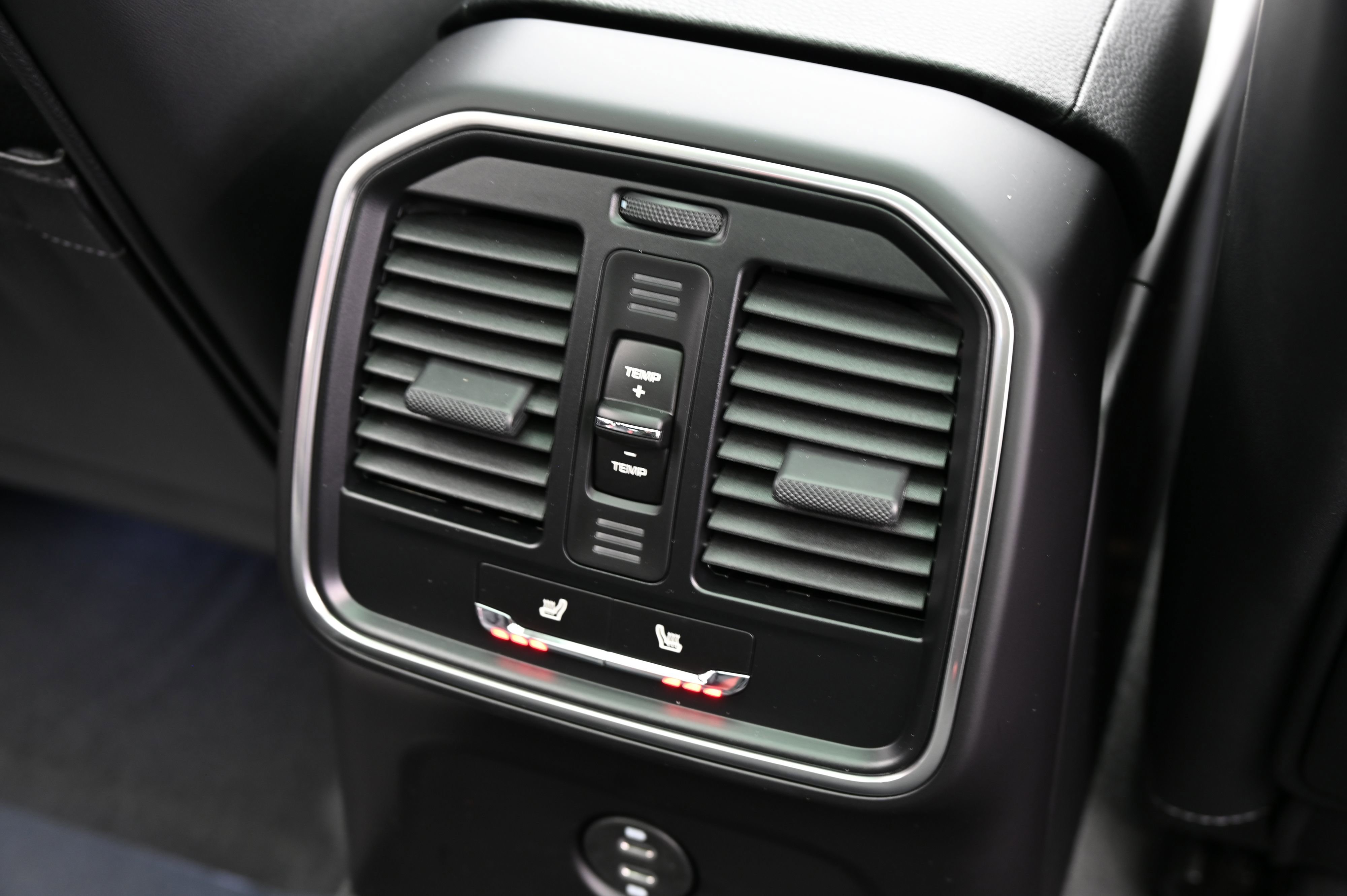 Used 2025 Porsche Macan image 26