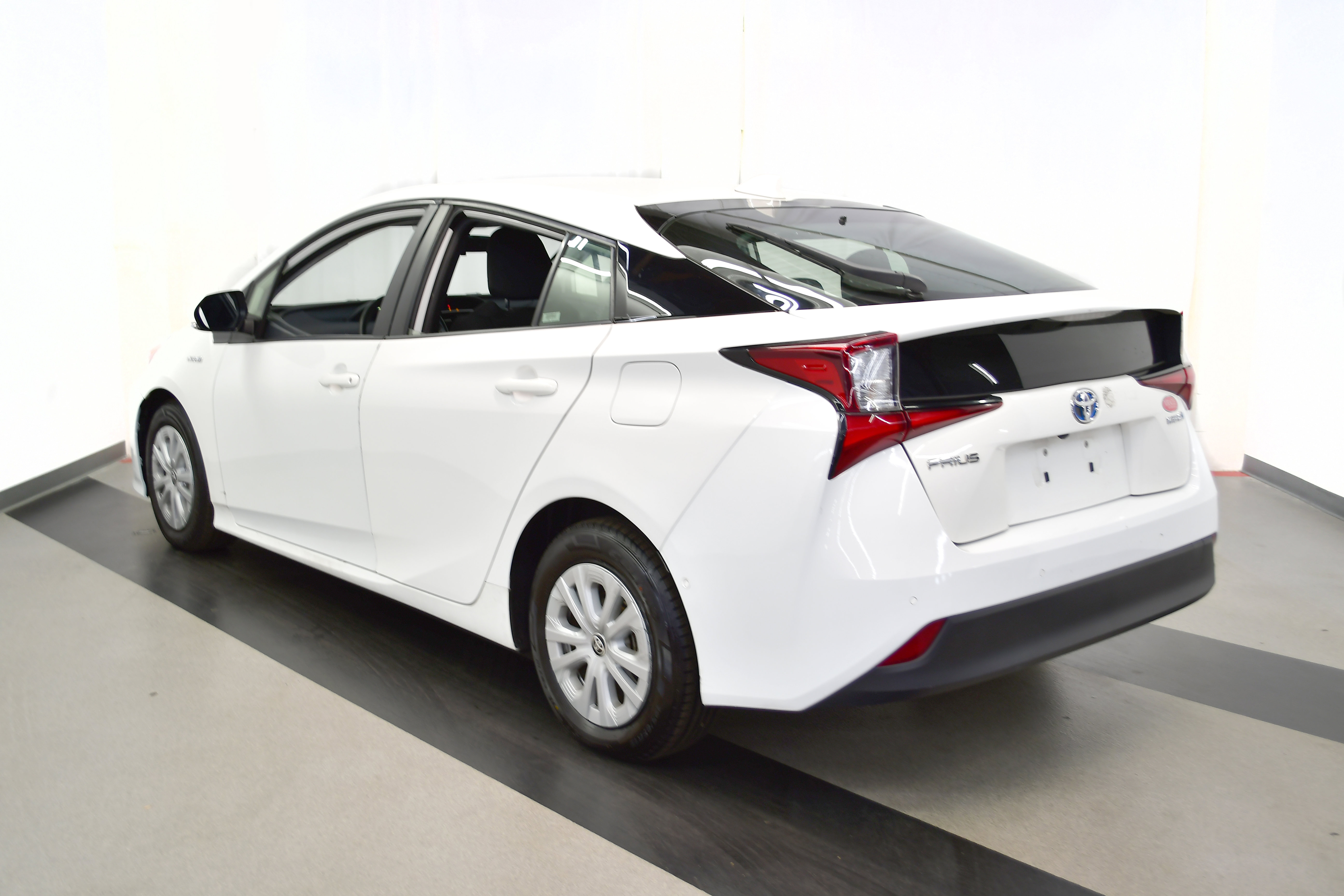 Used 2022 Toyota Prius LE image 7