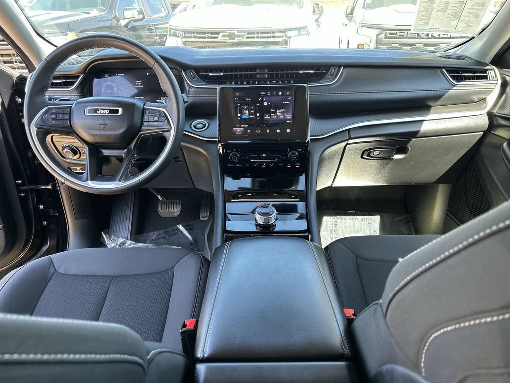 Used 2023 Jeep Grand Cherokee Laredo AWD/4WD image 18