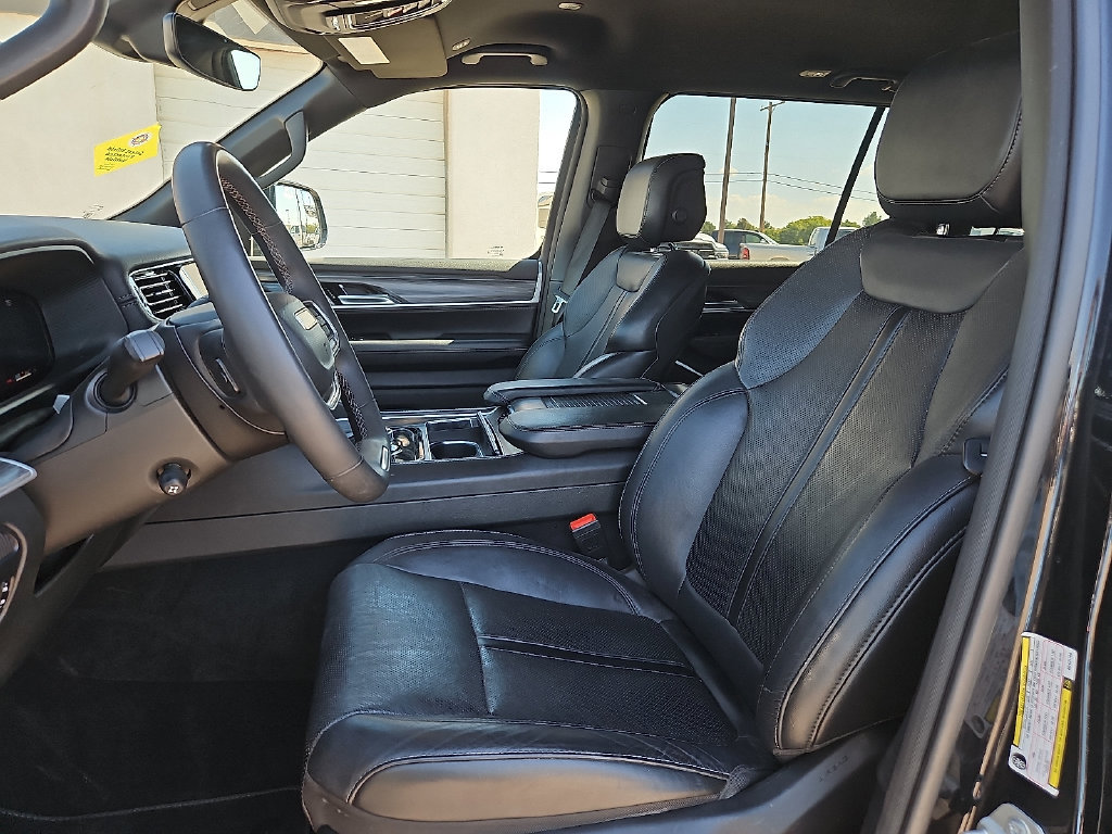 Used 2024 Jeep Wagoneer L Series II w/ Flexible Seating Group AWD/4WD image 13