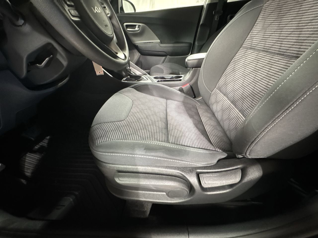 Certified 2022 Kia Niro LX image 17