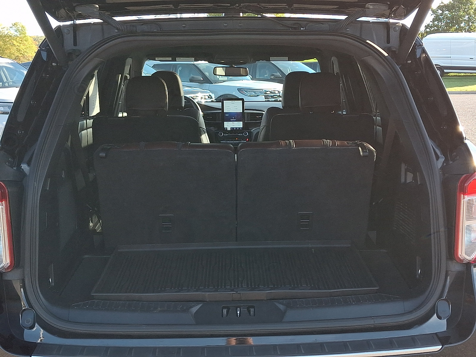Used 2021 Ford Explorer Platinum w/ Equipment Group 601A AWD/4WD image 31