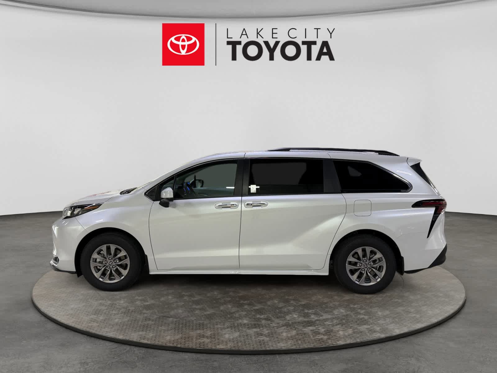 New 2026 Toyota Sienna XLE FWD image 3