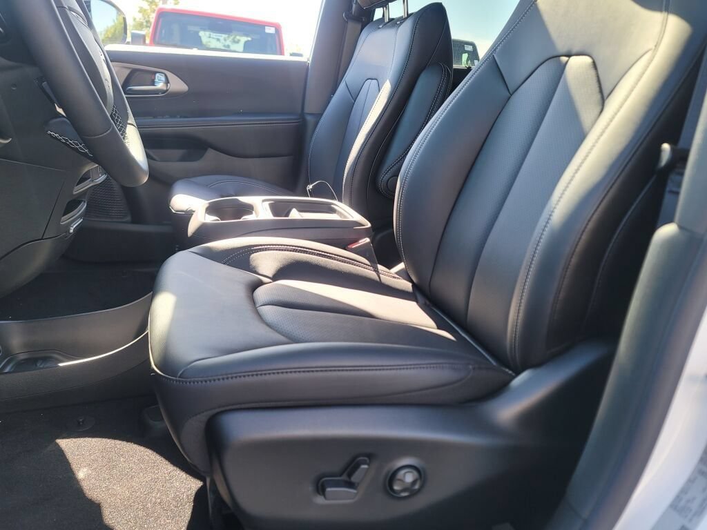 New 2027 Chrysler Pacifica Select w/ Family Tech Group AWD/4WD image 28