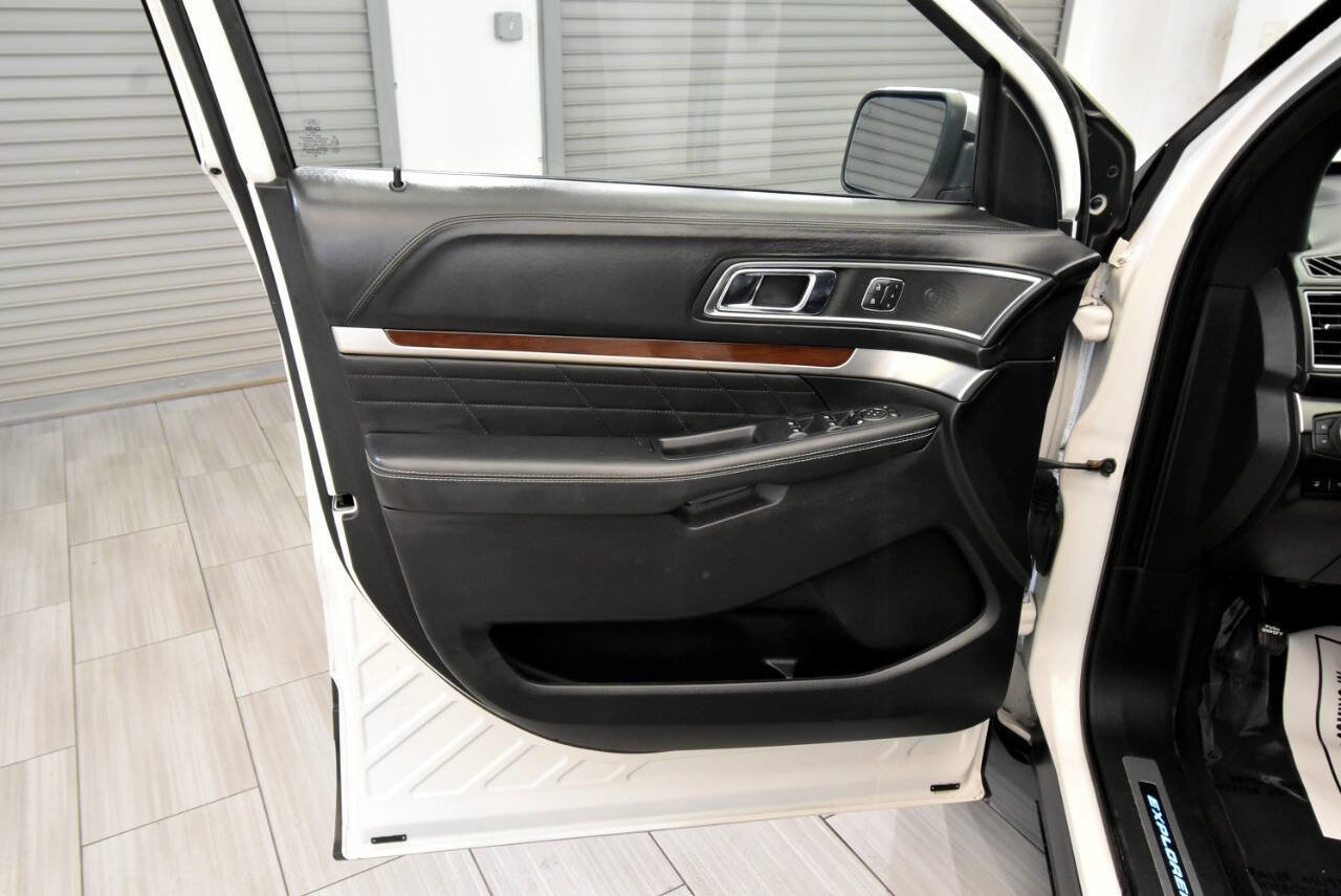Used 2018 Ford Explorer Platinum image 15