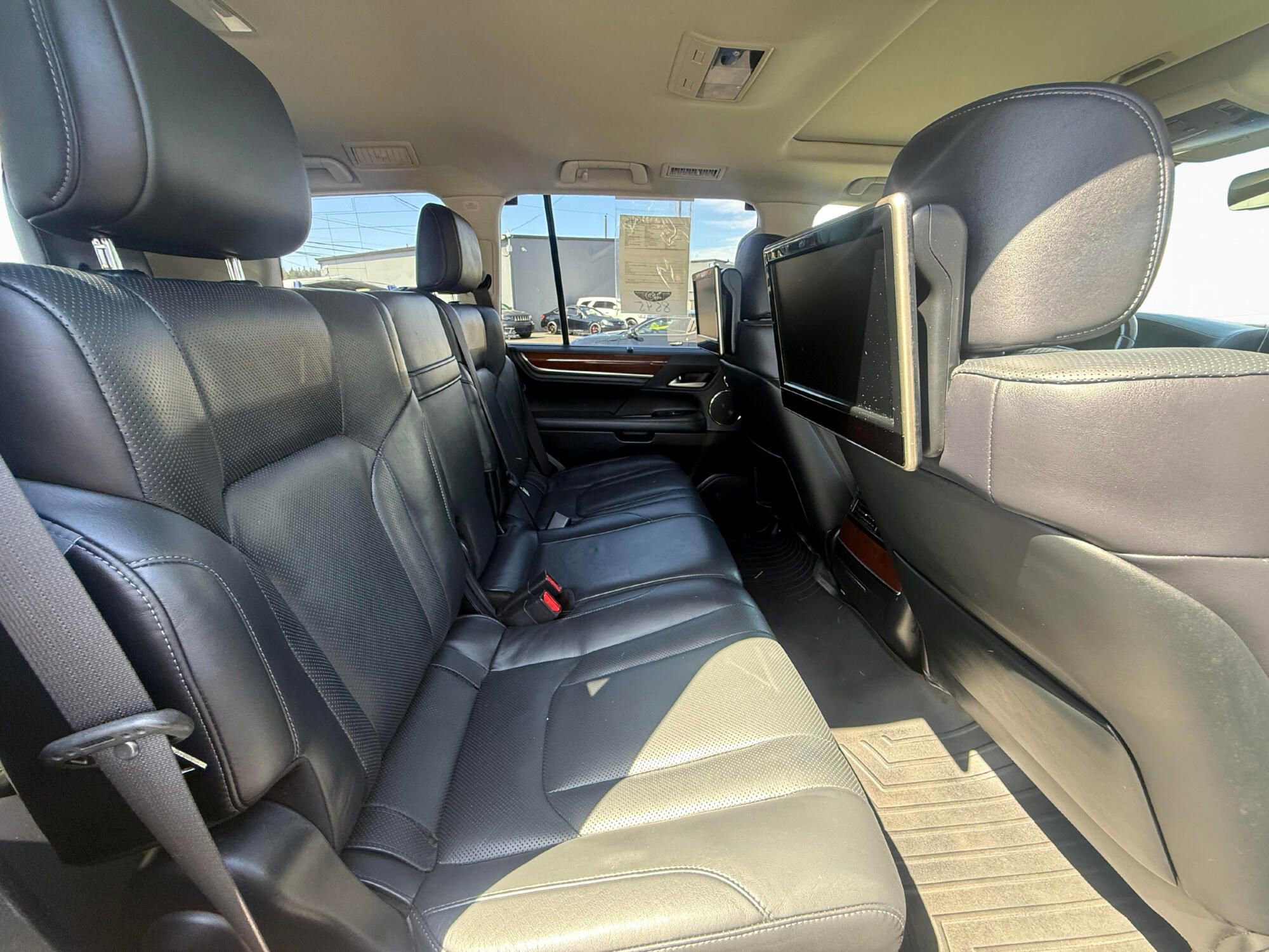 Used 2017 Lexus LX 570 4WD w/ Luxury Package image 8