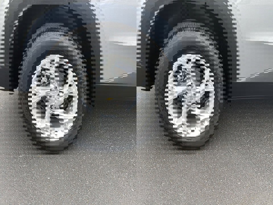 Used 2025 Chevrolet Trax LS w/ LS Convenience Package image 4