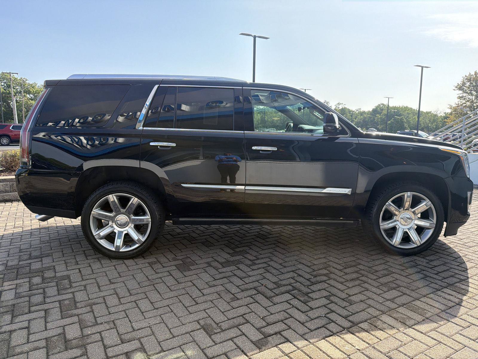 Used 2020 Cadillac Escalade Premium Luxury AWD/4WD image 6