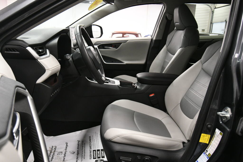 Used 2021 Toyota RAV4 Limited AWD/4WD image 10