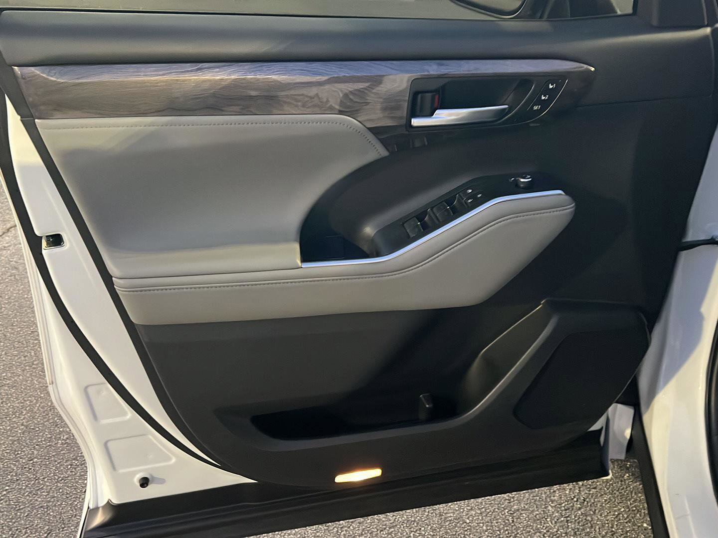 Used 2024 Toyota Highlander Limited image 17