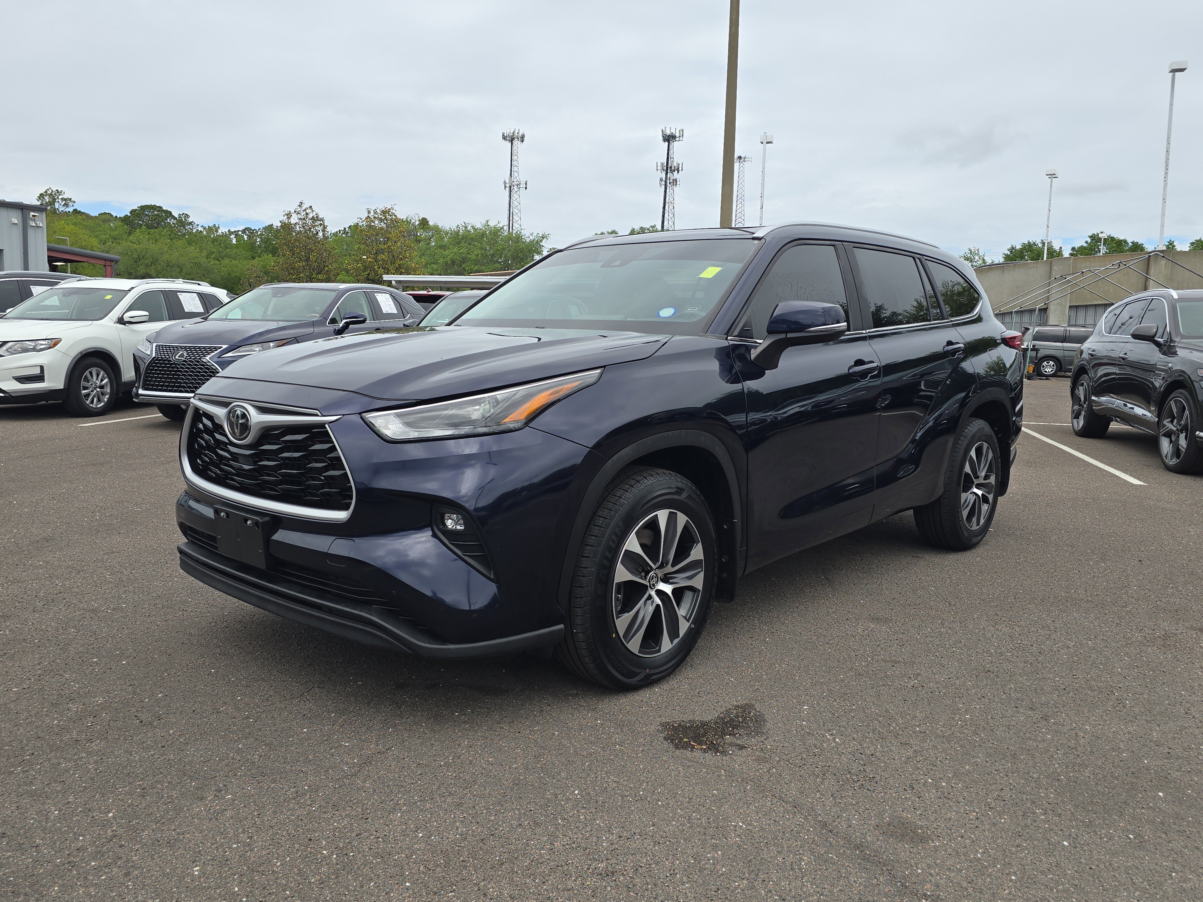 Used 2023 Toyota Highlander XLE AWD/4WD image 4