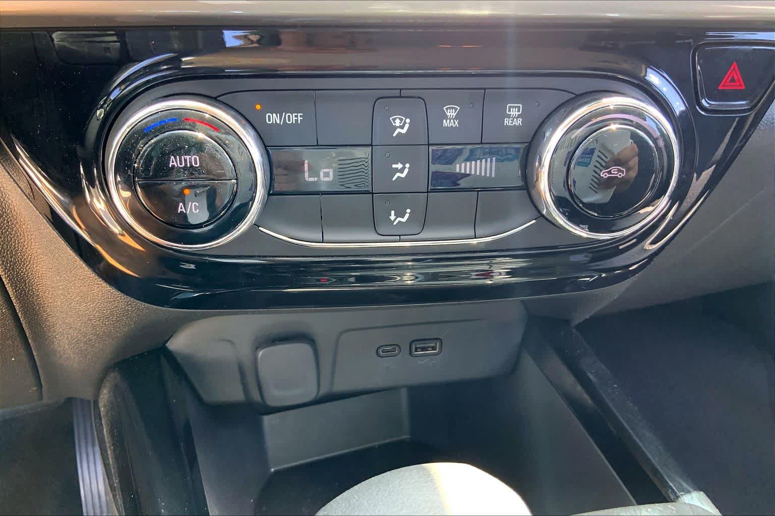 Used 2025 Chevrolet Trax LT FWD image 32