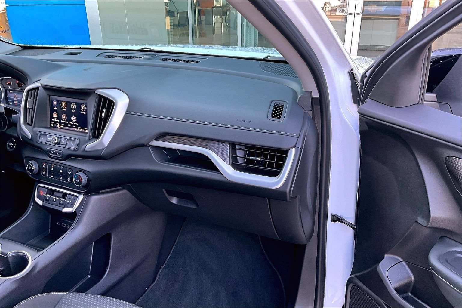 Used 2024 GMC Terrain SLE w/ Elevation Edition FWD image 16