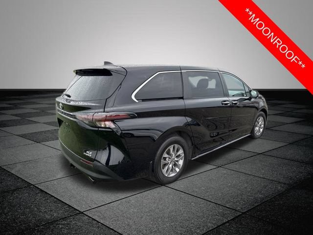Used 2023 Toyota Sienna XLE FWD image 5