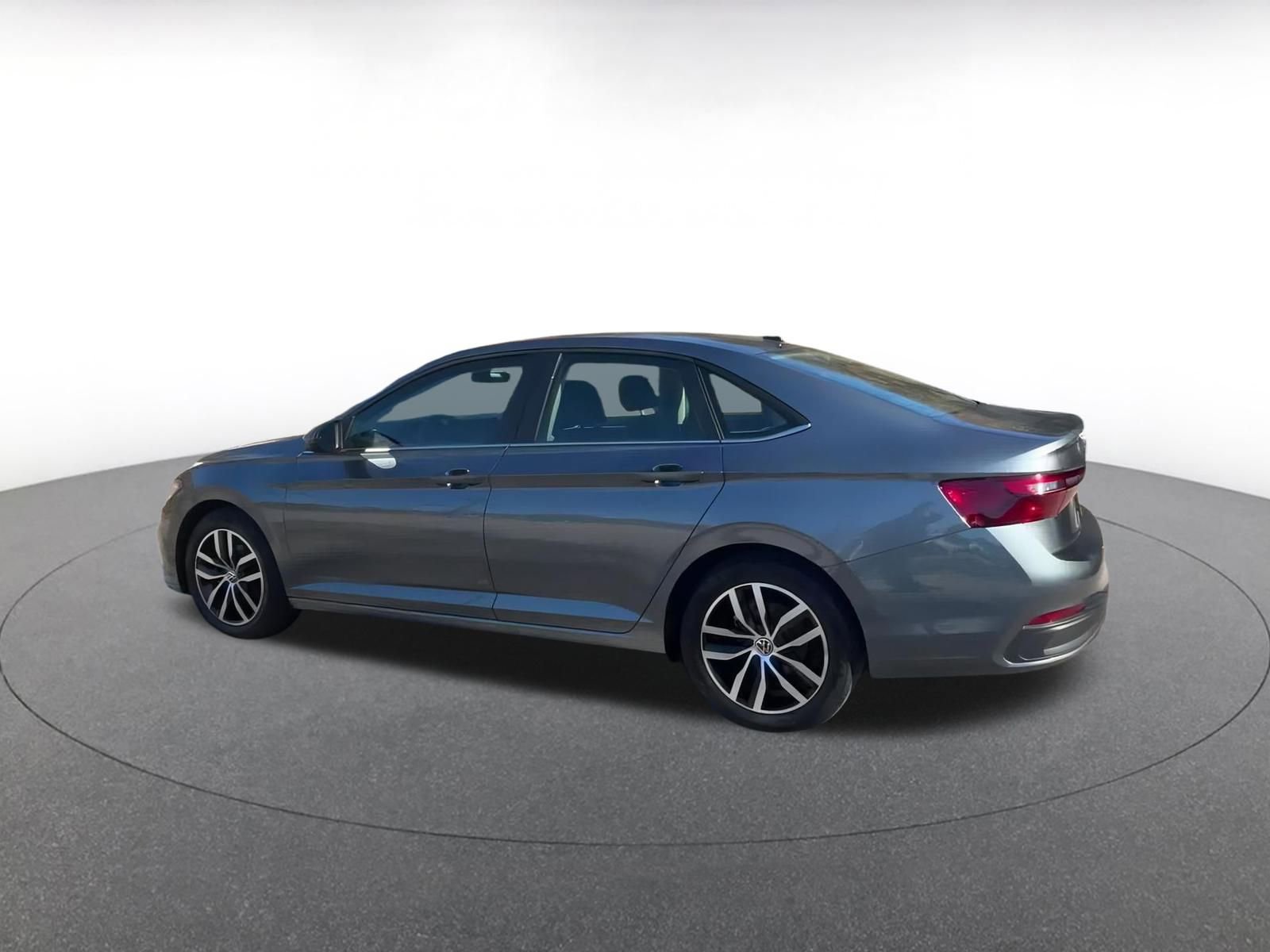 Used 2025 Volkswagen Jetta SE image 10