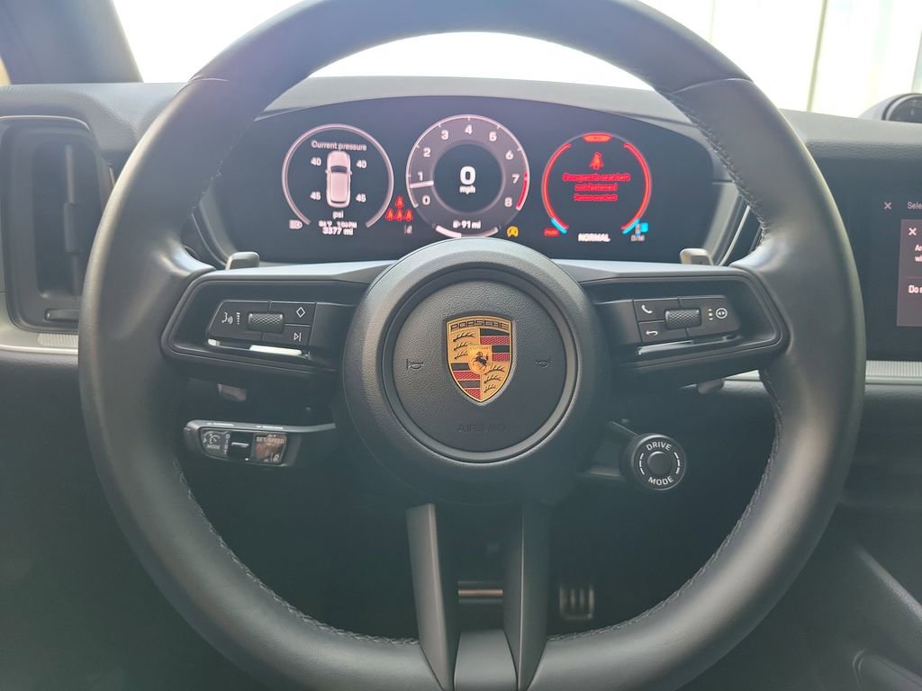 Used 2025 Porsche Cayenne S image 17