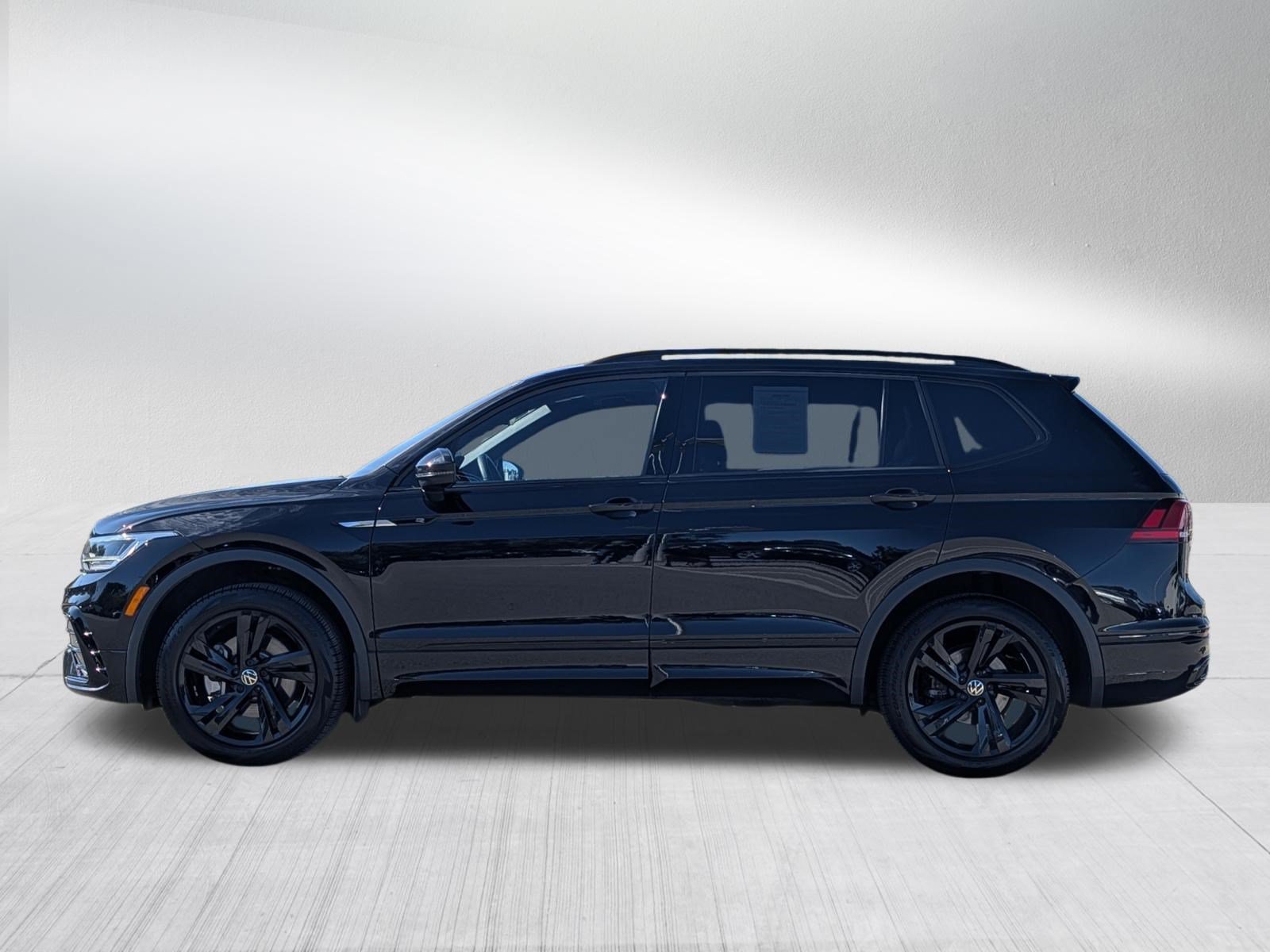 Certified 2024 Volkswagen Tiguan SE R-Line w/ MDO Package, Two-Row AWD/4WD image 4
